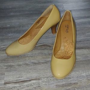 euro soft by Sofft tan heel shoes Sz 8.5